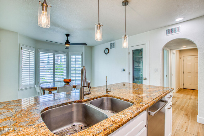 Building Photo - 6205 Brisa Del Mar Dr