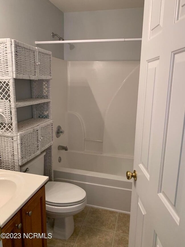 Building Photo - 3 Bed 3.5 Bath Townehome