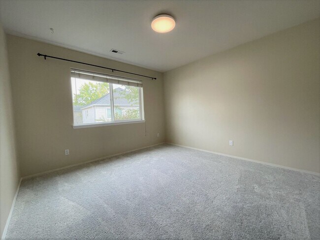 Building Photo - 16873 NW Oak Creek Dr