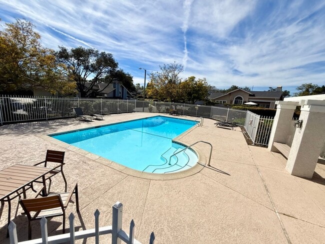 Building Photo - Kellogg School District Home with pool and tennis court access