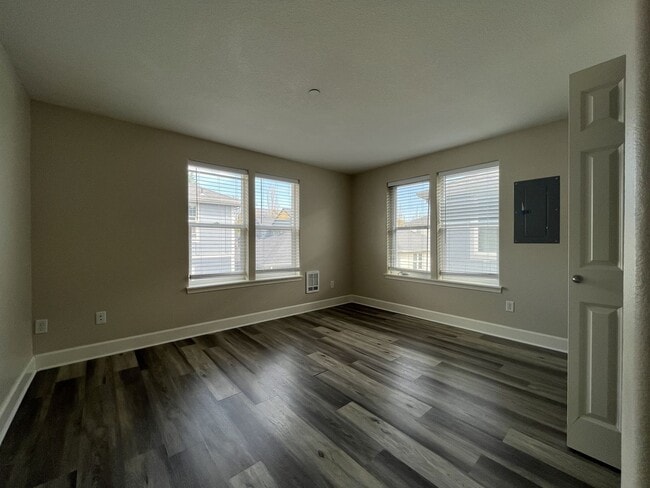 Building Photo - Incredible SE Hazelwood 2 Bedroom + 1 Bathroom Condo w/ included Garage and Washer & Dryer!!