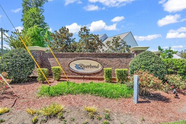 Building Photo - 765 Riverward Dr