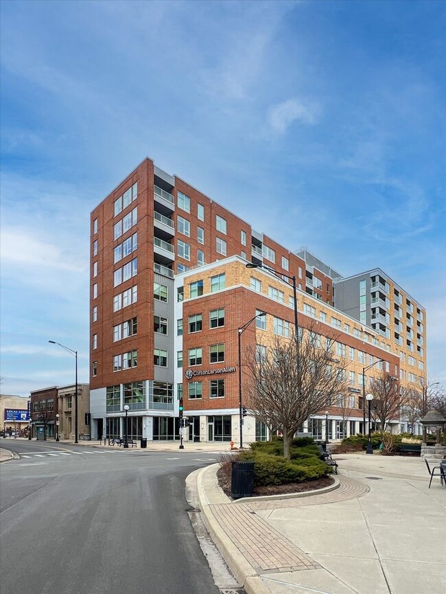 Building Photo - LARGE CUSTOM CONDO IN DOWNTOWN CHAMPAIGN