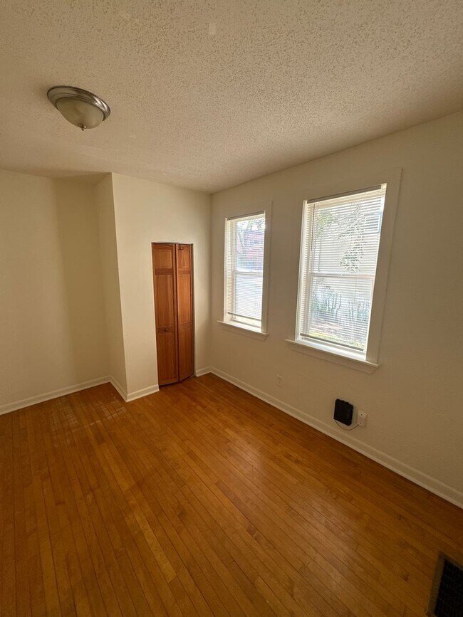 Building Photo - 2212 6th St NE