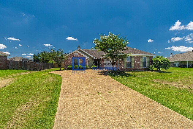 Building Photo - 3 Bed/2 Bath Home in Pearl
