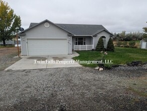 Building Photo - 213 Settlers Way W