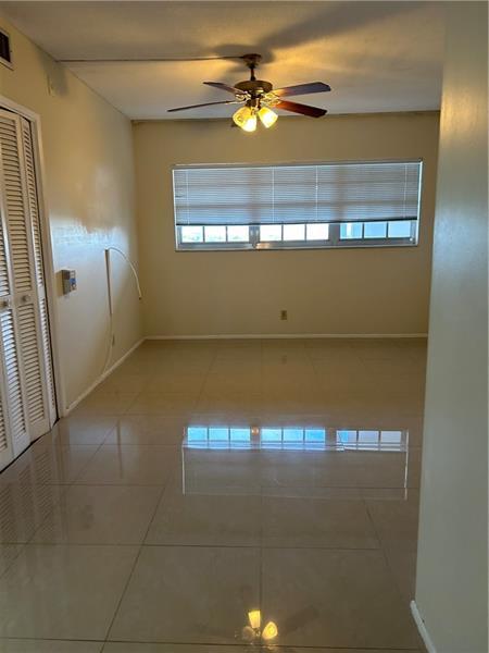 Building Photo - 3300 N Palm Aire Dr