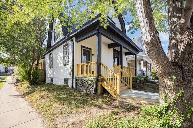 Building Photo - Two Bedroom Available Now and for 26-27 Year!