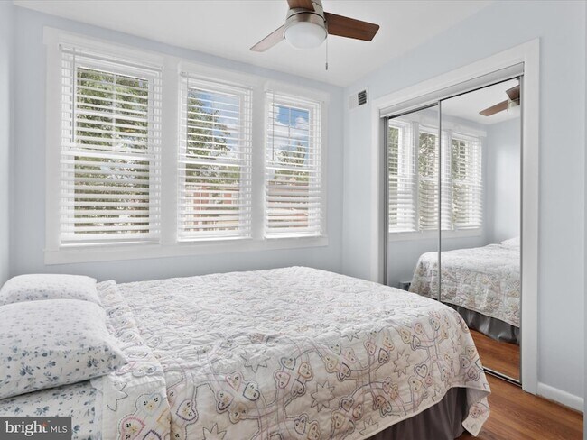 Building Photo - 1813 Bay St SE