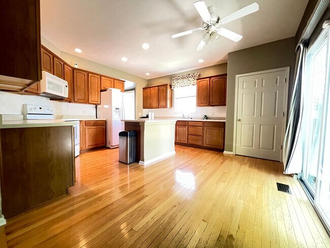 Building Photo - Move-in special. Beautiful 4 bed 2.5 bath 3000+sq ft