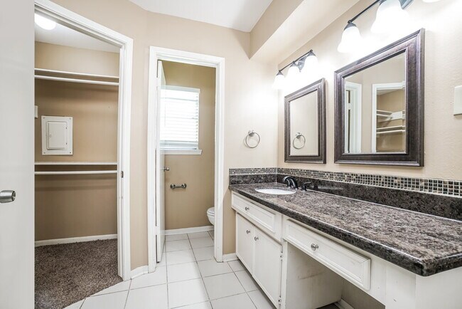Building Photo - 13010 Ravensway Dr