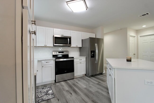 Building Photo - 5366 Highview Dr