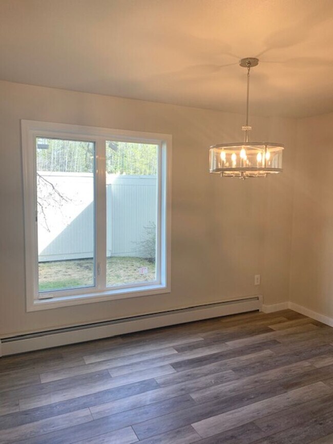 Building Photo - Inviting 2BR Gem with Balcony Views in For...
