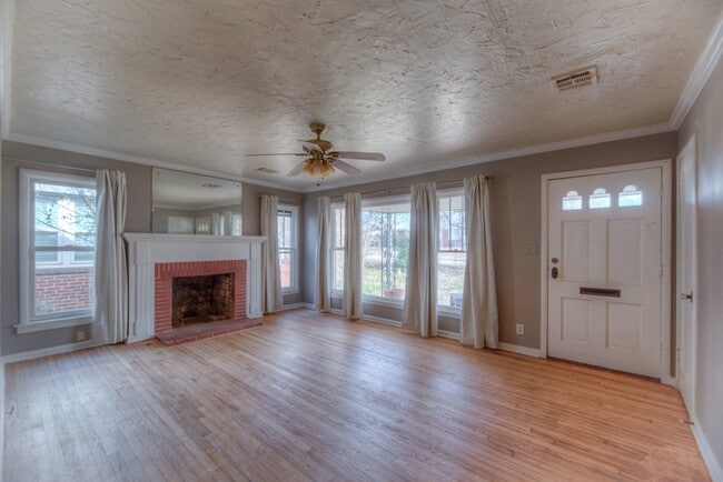 Building Photo - 544 S Oswego Ave