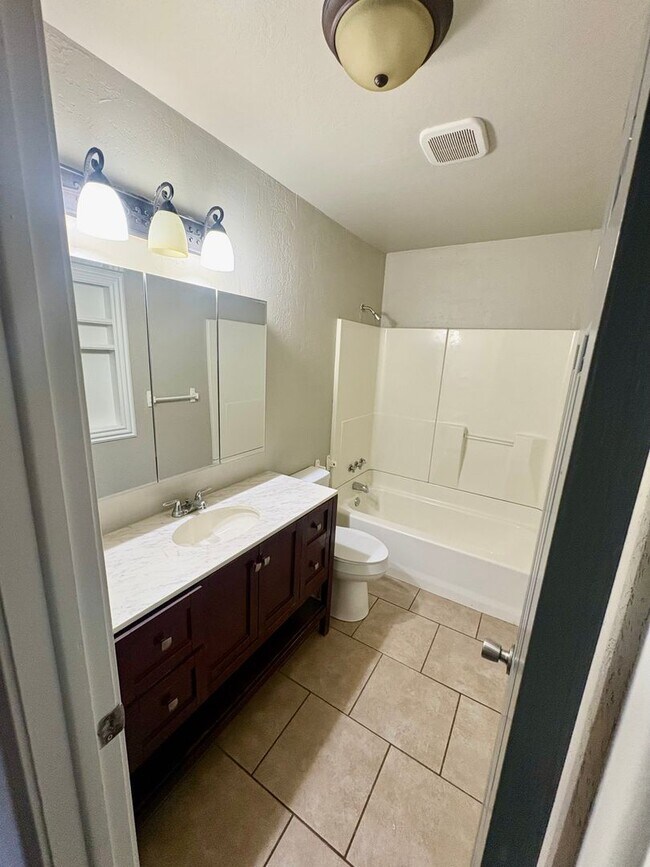 Building Photo - Spacious 4 Bedroom, 2 Bathroom Home with L...