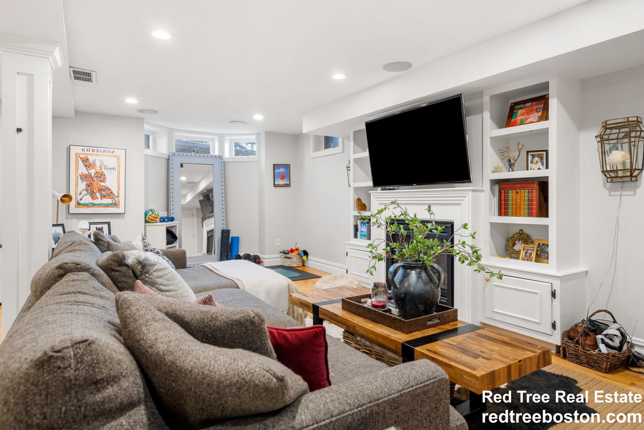 Building Photo - 687 E 6th St