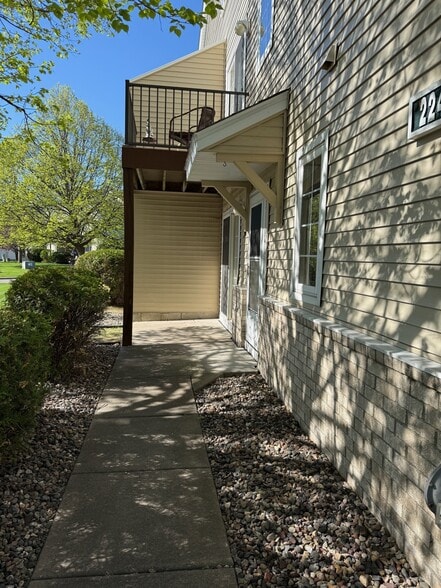 Private entrace - 2240 Ranchview Ln N