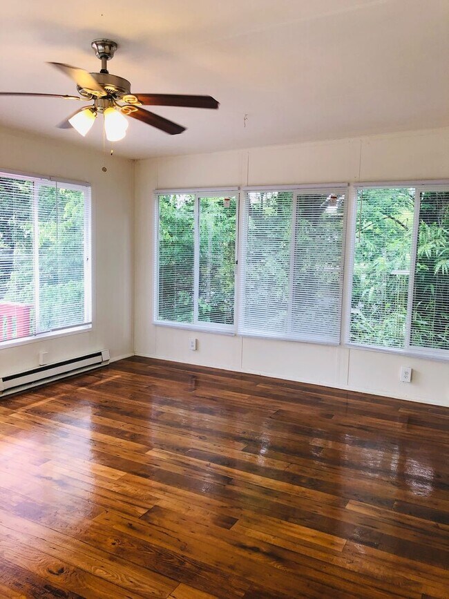 Building Photo - Adorable 3 bdrm/1.5 bath Home on a Corner ...