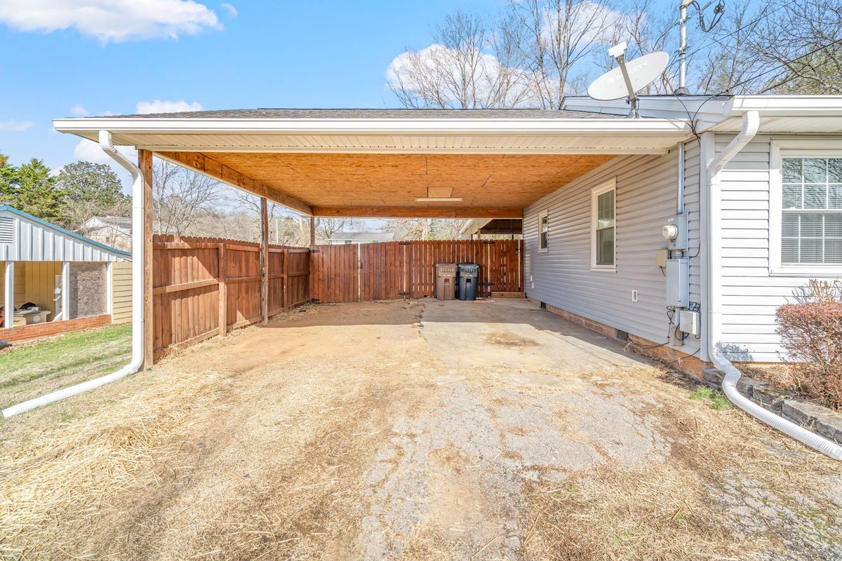 Building Photo - 331 Sarvis Dr