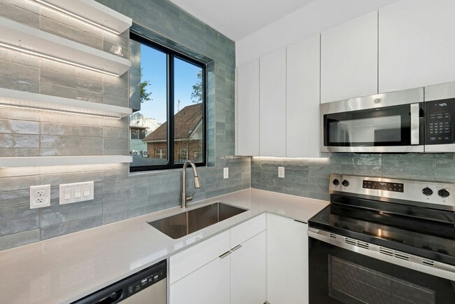 Building Photo - Three 3X3 stand alone townhomes in West Campus!