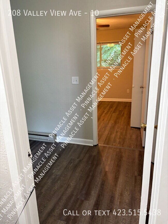 Building Photo - 208 Valley View Ave