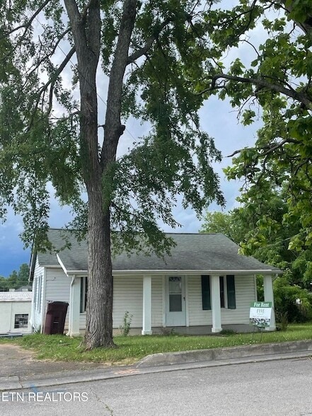 Building Photo - 320 Hannum St