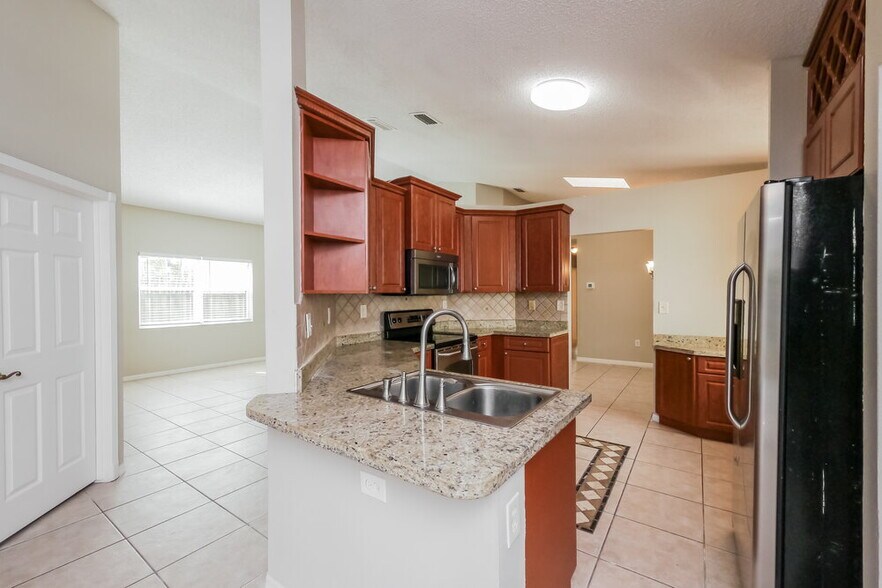 Building Photo - 428 Lakeside Cir