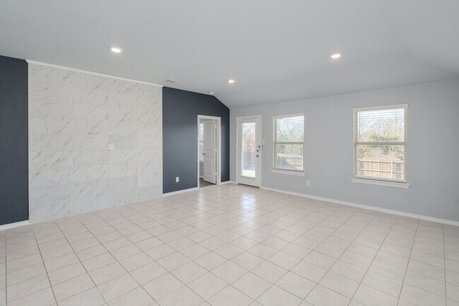 Building Photo - 811 Emerald Dr