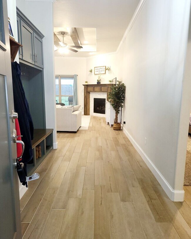 Building Photo - You Could Call This Beautiful 4-Bed, 2-Bat...