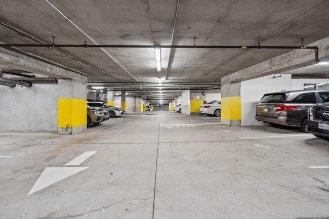 Building Photo - Light Filled 2 Bed, 2 Bath South Beach Por...