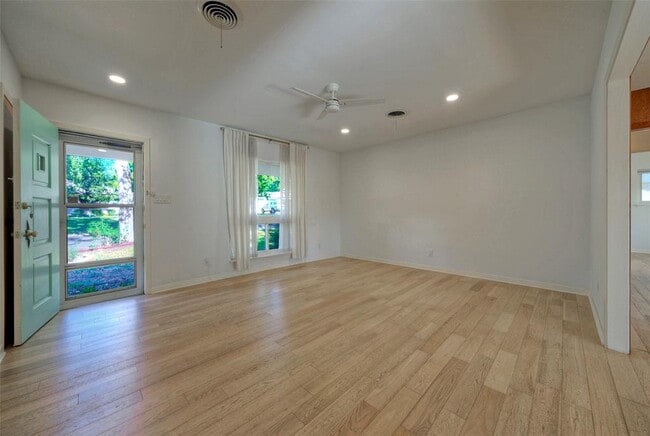 Building Photo - 1709 Mariposa Dr