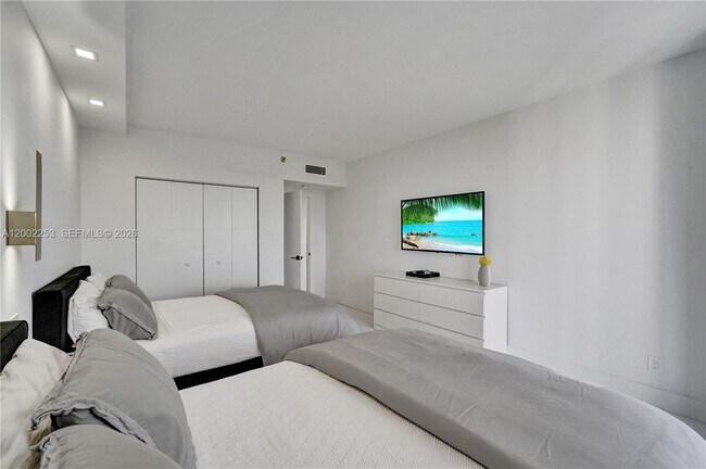 Building Photo - 20281 E Country Club Dr