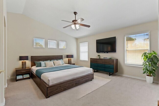 Building Photo - 4 Bedroom Home in the heart of Roseville! ...