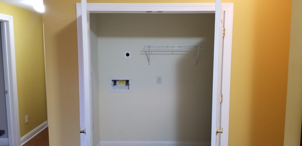 Building Photo - 2000 Fountainview Cir