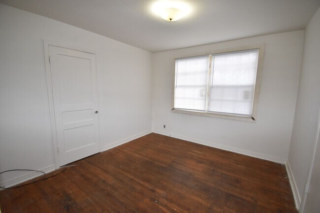 Building Photo - 3 Bedroom Home For Rent Near APSU!