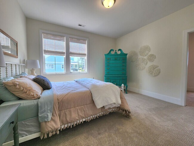 Building Photo - Home Available in Summerhouse on Everett Bay! Showings Coming Soon.