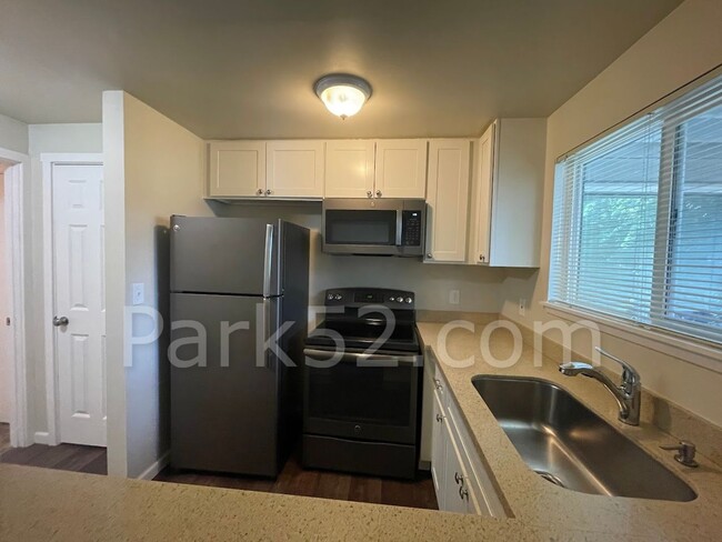Building Photo - North Tacoma 1 Bed 1 Bath Apartment