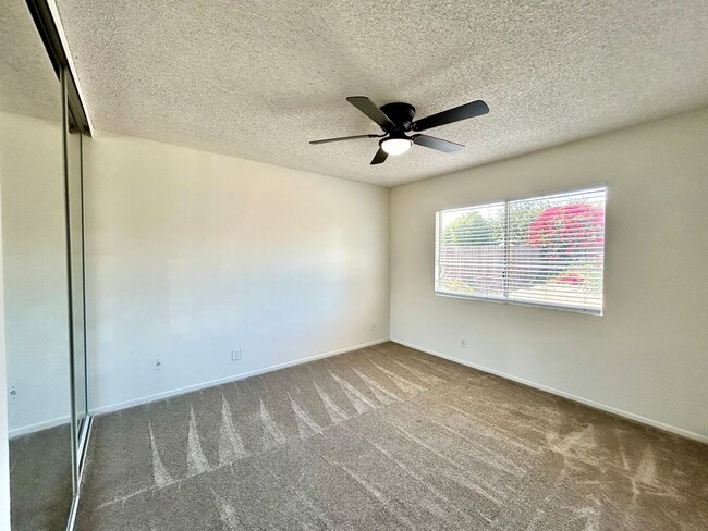 Building Photo - 5 Bed, 2 Bath in Otay Mesa!