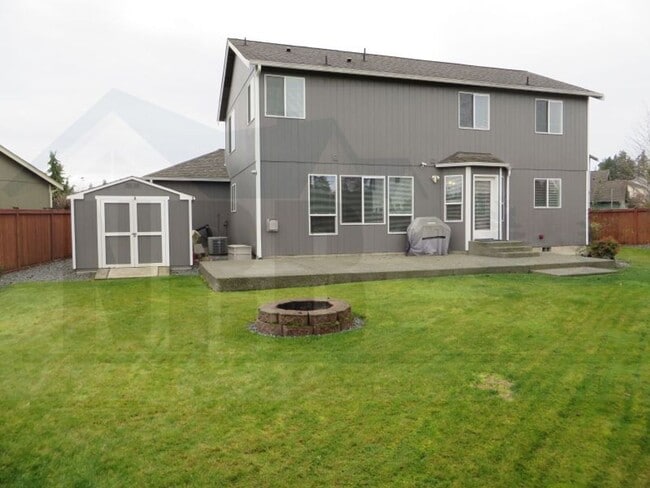 Building Photo - Gorgeous 4 bedroom House in a highly desir...