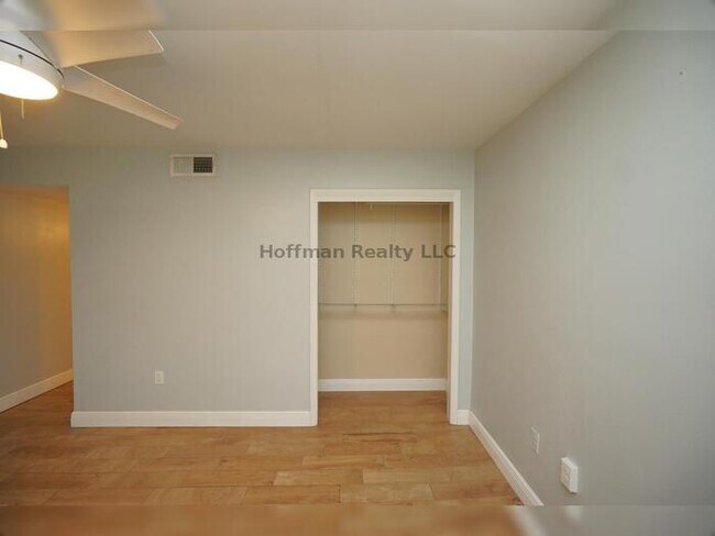 Building Photo - Charming 2-Bedroom Condo in St. Petersburg