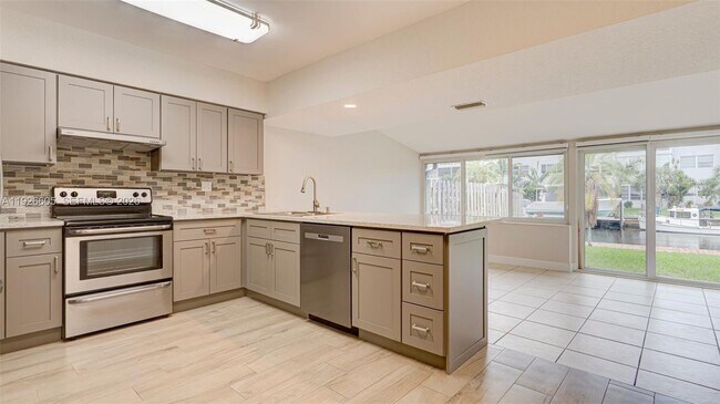 Building Photo - 1001 SW 12th Ct