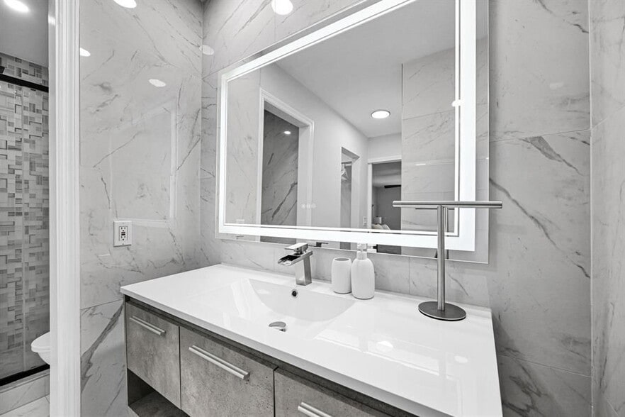 Building Photo - 6279 Bay Club Dr