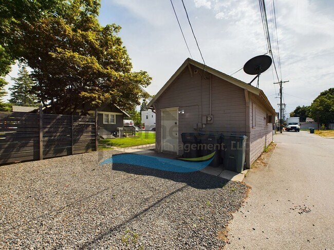 Building Photo - 1 Bedroom Cottage with Off-Street Parking Available in Midtown Coeur d'Alene!