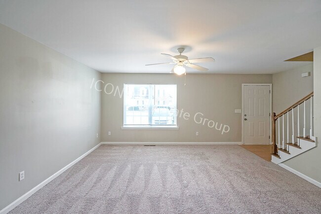 Building Photo - 3/2.5 End unit townhome