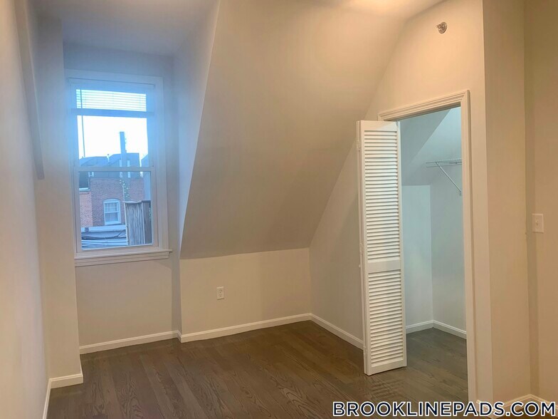 Building Photo - 1406 Beacon St