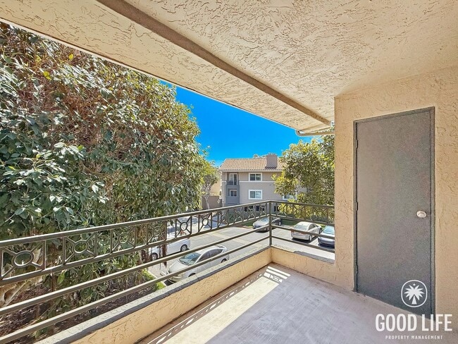 Building Photo - Modern Second-Story 2B/2BA in the Heart of San Diego with Resort-Style Amenities.