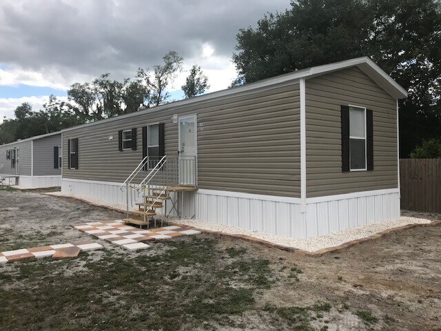 Building Photo - Two-bedroom Home with Water, Garbage, and Lawncare Included