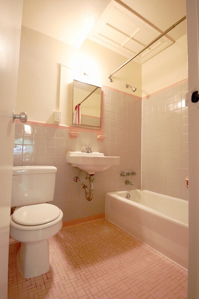 Building Photo - 218 10th St NE