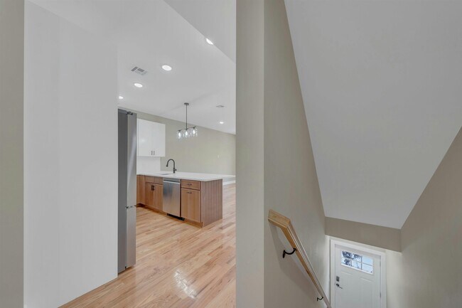 Building Photo - 275 Pearsall Ave