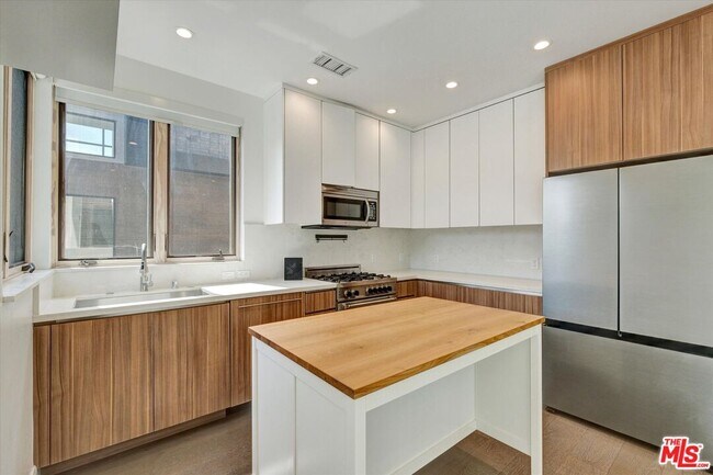 Building Photo - 1249 N Formosa Ave